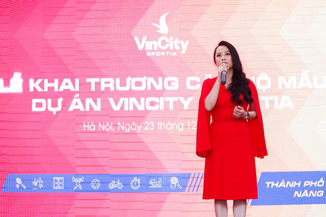 Đại diện của Vinhomes lên phát biểu và chính thức khai trương căn hộ mẫu dự án VinCity Sportia.