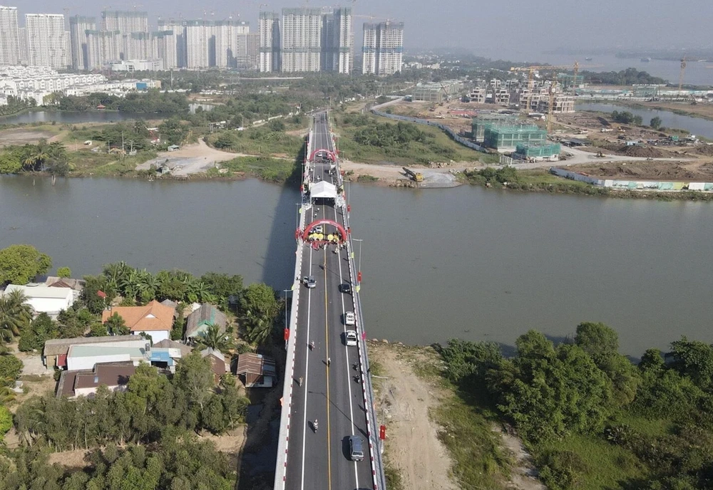 Giao thông thuận tiện qua cầu Long Đại