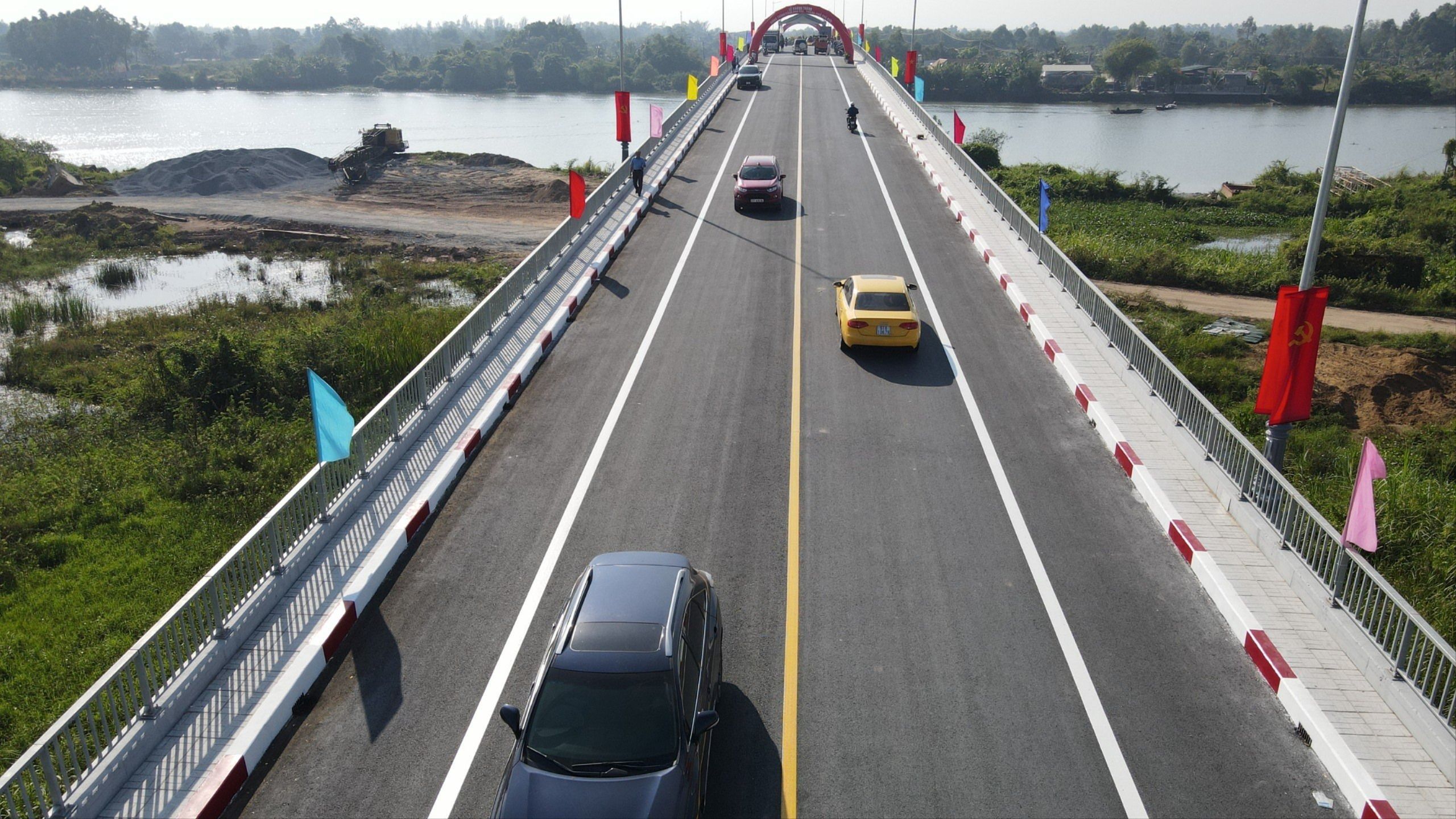 Người dân vui mừng trong ngày thông xe cầu Long Đại