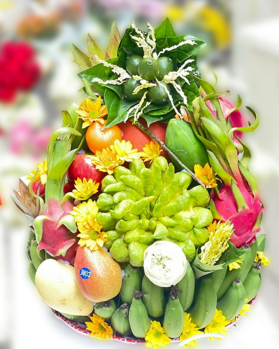 Mâm ngũ quả miền Bắc với nải chuối xanh và bưởi vàng