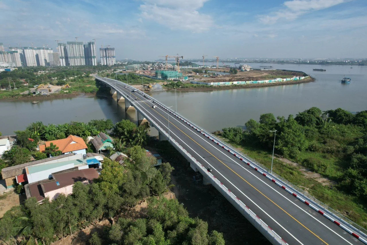 Cầu Long Đại với 4 làn xe hiện đại
